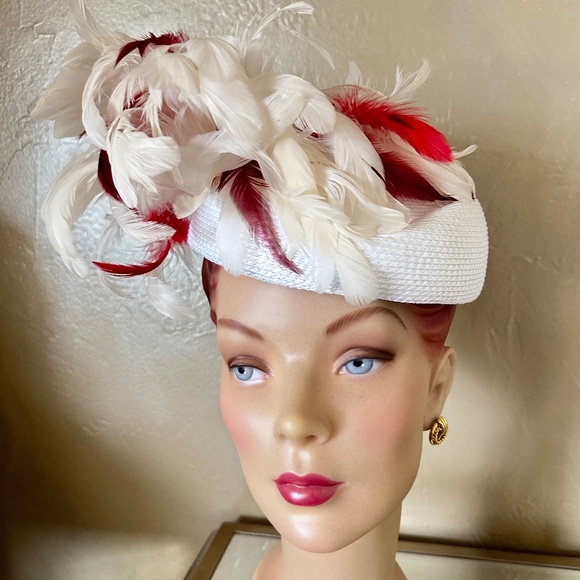 SOPHISTICATED 1970s' WHITE STRAW CAP WITH WHITE AND RED CURLY FEATHERS - Picture 2 of 11